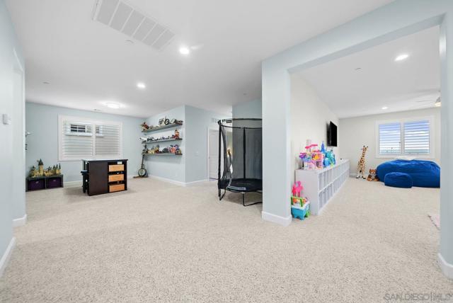 542 Adobe Estates Dr, Vista CA: https://media.crmls.org/mediaz/87df88de-38ce-40b3-be2a-83925445998d.jpg