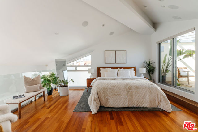 255 Main Street, Venice CA: https://media.crmls.org/mediaz/87e05722-14fb-4a72-b237-0017c5758a8f.jpg