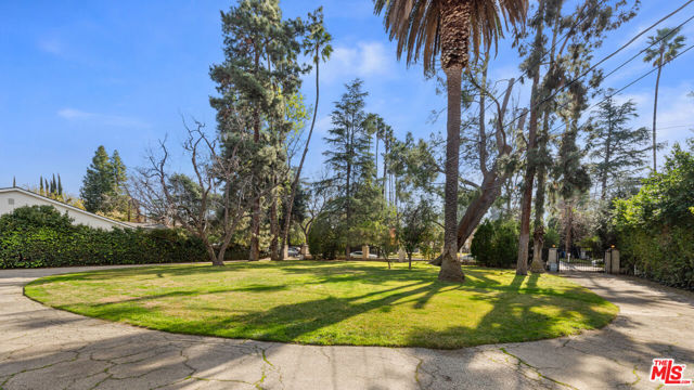 23301 Collins Street photo 3