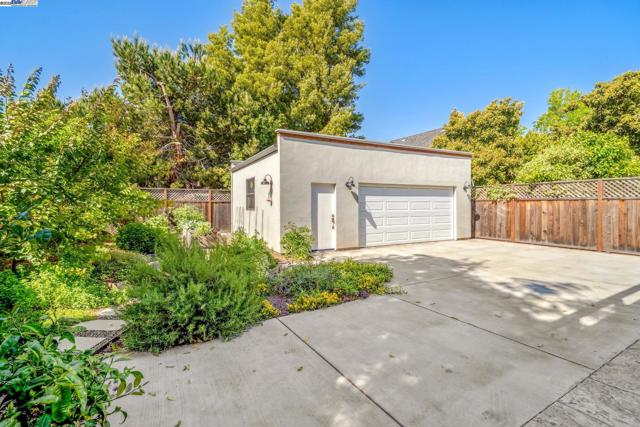 935 Lincoln Ave, Alameda CA: https://media.crmls.org/mediaz/87e10471-a5f6-4177-8215-85b453e45034.jpg