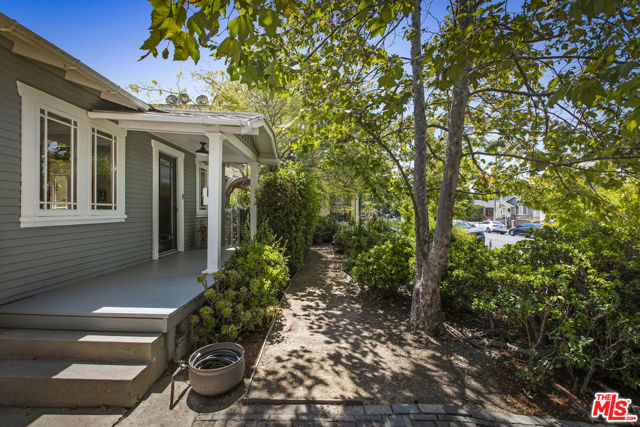 3865 Brunswick Avenue, Los Angeles CA: https://media.crmls.org/mediaz/87e2f323-e46d-4c95-aef5-f1c2866551af.jpg