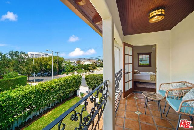 588 N Gower Street, Los Angeles CA: https://media.crmls.org/mediaz/87e367d3-2d8f-4de6-8acf-a2975009c729.jpg