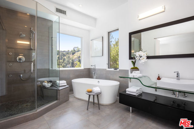 1642 Lindacrest Drive, Beverly Hills CA: https://media.crmls.org/mediaz/87e3e759-e6ee-4857-b1e7-052e48f98891.jpg