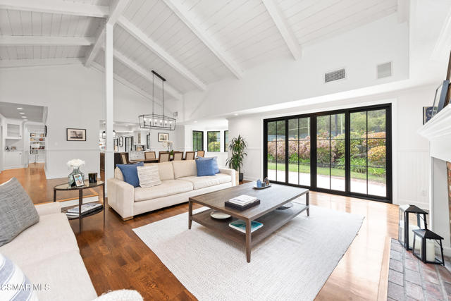 1211 Ridgecrest Place, Westlake Village CA: https://media.crmls.org/mediaz/87e4ce49-935b-430f-a663-d96d098ae17d.jpg