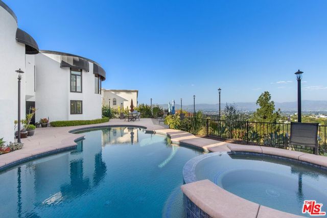 16894 Encino Hills Drive, Encino CA: https://media.crmls.org/mediaz/87e53365-42ae-4281-b2ef-b850e529fde2.jpg