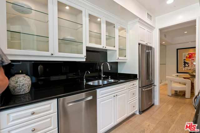2102 Century Park Lane, Los Angeles CA: https://media.crmls.org/mediaz/87e56e41-7708-4765-a36a-de31b3664db8.jpg