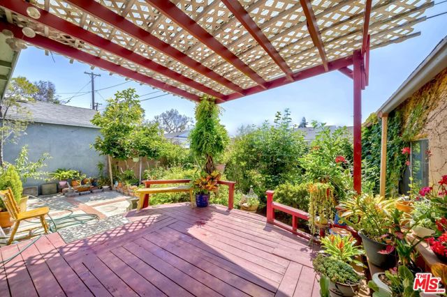 11210 Mcdonald Street, Culver City CA: https://media.crmls.org/mediaz/87e5a7f7-24ab-4c95-81c3-13096882db94.jpg