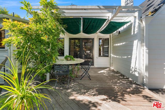 233 S Saltair Avenue, Los Angeles CA: https://media.crmls.org/mediaz/87e5fb00-aab5-43e2-b422-7c815b46baf7.jpg