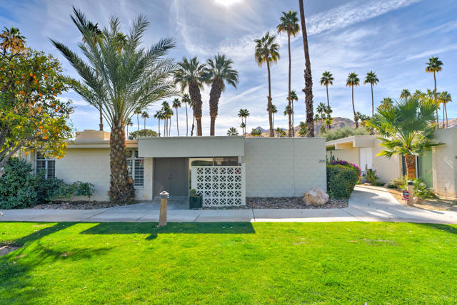 209 Desert Lakes Drive, Palm Springs CA: https://media.crmls.org/mediaz/87e634a4-8a19-45aa-9114-1f3585da9536.jpg
