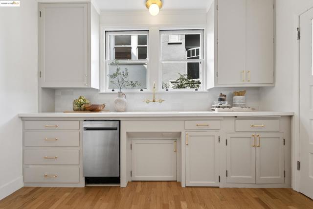 1048 Annerley Rd, Oakland CA: https://media.crmls.org/mediaz/87e72783-204b-4fb5-9711-d6f563ae862e.jpg
