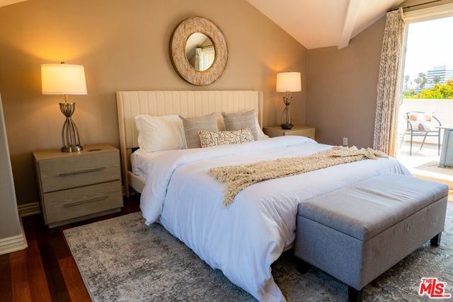 844 3rd Street, Santa Monica CA: https://media.crmls.org/mediaz/87e77a24-01ac-44fc-b742-4187b9d69d3f.jpg
