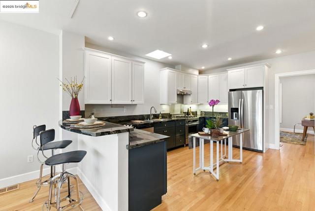 280 Monterey Blvd., San Francisco CA: https://media.crmls.org/mediaz/87e847db-7f20-4505-a1ec-1a17c3089141.jpg