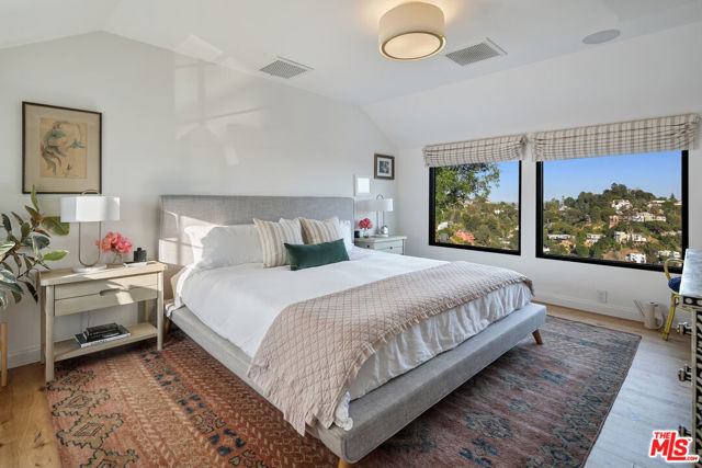 2720 Hollyridge Drive, Los Angeles CA: https://media.crmls.org/mediaz/87e94f48-641e-480a-9507-2e70e020ca80.jpg
