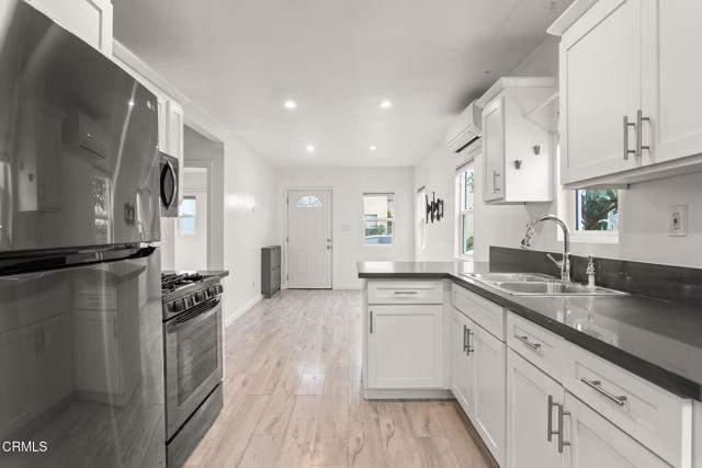 Detail Gallery Image 11 of 31 For 1047 E Brenner Pl, Long Beach,  CA 90813 - 2 Beds | 1 Baths