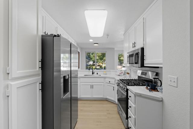 401 Baltic Circle, Redwood City CA: https://media.crmls.org/mediaz/87ec4665-b91c-4aac-b764-c9d6be3e01a5.jpg