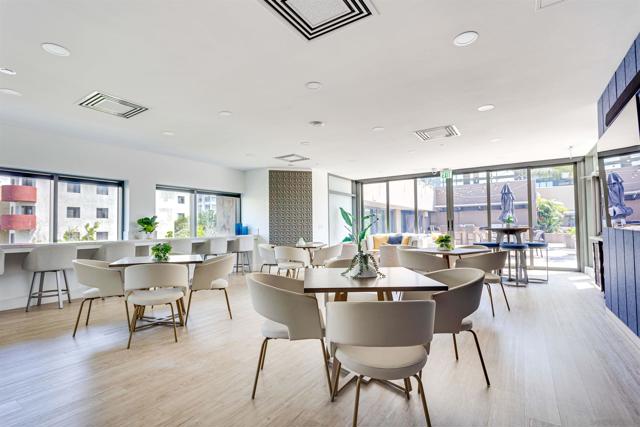 550 Front St, San Diego CA: https://media.crmls.org/mediaz/87ecb0f4-41dd-407f-b7c7-1d25f815a563.jpg