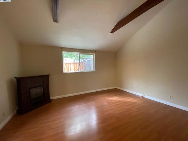 712 S 2Nd St, San Jose CA: https://media.crmls.org/mediaz/87ed7a40-b2e2-409c-9242-e7749d036557.jpg