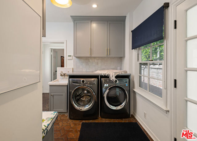 850 Birchwood Drive, Los Angeles CA: https://media.crmls.org/mediaz/87ee6138-ac52-478d-904b-d239a3ce33fa.jpg
