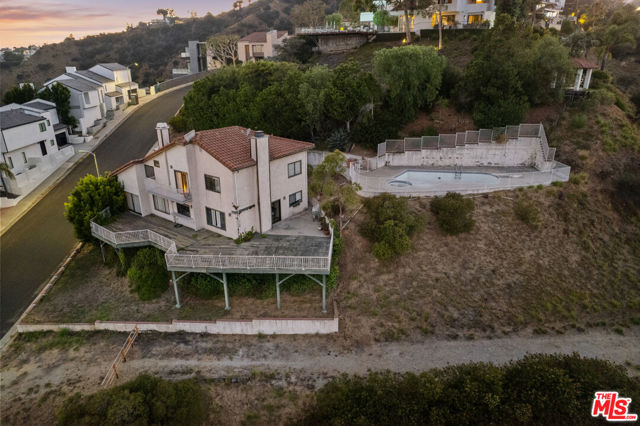 1842 N Crescent Heights Boulevard, Los Angeles CA: https://media.crmls.org/mediaz/87efa9a5-eec2-4757-b4d3-3ad431108750.jpg