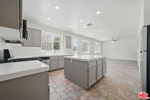 3702 Las Palmas Avenue, Palmdale CA: https://media.crmls.org/mediaz/87efb79f-b517-4e70-affc-8cc274103bcc.jpg