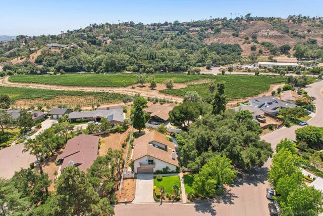 2807 Carlton Way, Fallbrook CA: https://media.crmls.org/mediaz/87f09bc6-1de2-4e98-b487-5ae7fab91339.jpg
