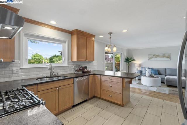 6649 Waverly Rd, Martinez CA: https://media.crmls.org/mediaz/87f0c556-78b4-41f1-b505-939b3e6fba9c.jpg