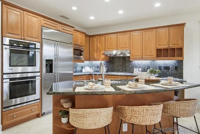 5448 Caminito Bayo, La Jolla CA: https://media.crmls.org/mediaz/87f0c556-9feb-4abe-9f49-d27e497e27f9.jpg