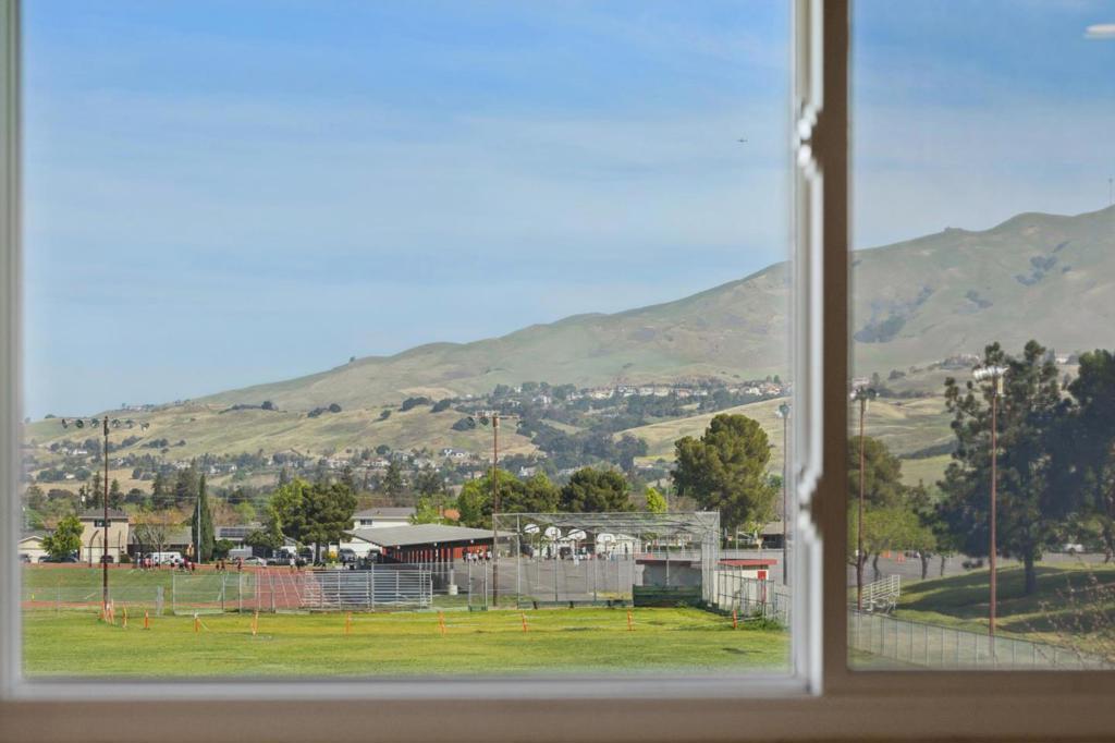 https://media.crmls.org/mediaz/87f19f82-b5ac-4f41-932b-8bdc7584119a.jpg?preset=X-Large