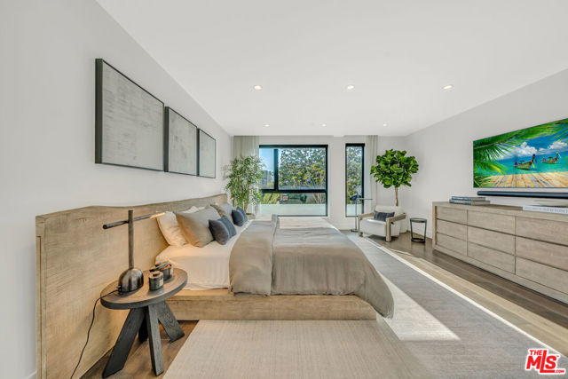 724 N Croft Avenue, Los Angeles CA: https://media.crmls.org/mediaz/87f1c9d7-f937-43be-b371-08ffdca30208.jpg