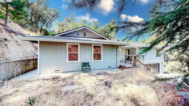 21451 Phoenix Lake Rd, Sonora CA: https://media.crmls.org/mediaz/87f1e026-03cf-4283-affd-abb3d07a0deb.jpg