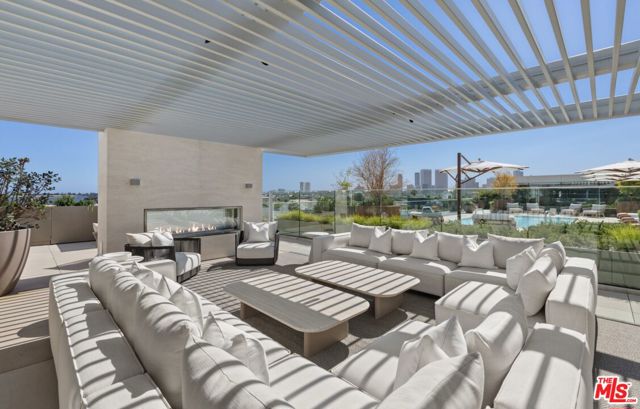 9200 Wilshire Blvd, Beverly Hills CA: https://media.crmls.org/mediaz/87f3861d-a980-437f-b196-6cf49b5d3211.jpg