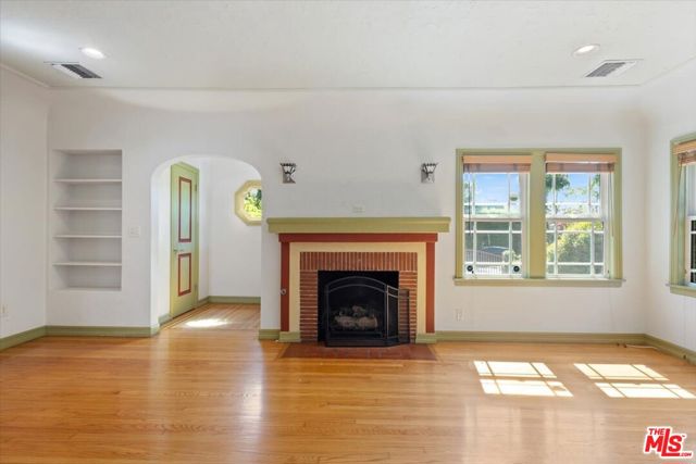 4385 Camellia Avenue, Studio City CA: https://media.crmls.org/mediaz/87f3a017-3037-4989-8a43-fc1b20bfb9bf.jpg