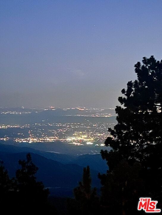 https://media.crmls.org/mediaz/87f448e6-fe17-48bb-ad0d-60c7a7dc6abd.jpg?preset=X-Large