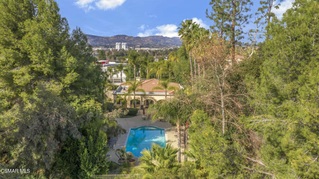 5200 Premiere Hills Circle, Woodland Hills CA: https://media.crmls.org/mediaz/87f5177d-dc72-4b12-b63b-4712662424d3.jpg