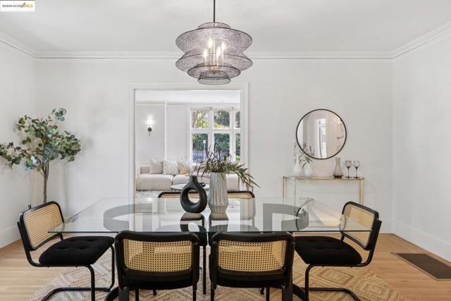924 Trestle Glen Rd, Oakland CA: https://media.crmls.org/mediaz/87f53551-327b-4e0c-bcb3-86df82ae7c85.jpg