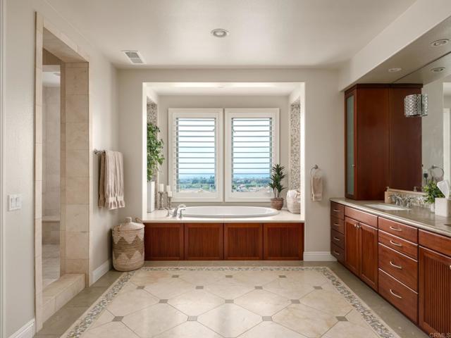 7076 Heron Cir, Carlsbad CA: https://media.crmls.org/mediaz/87f54dc7-2d50-40b6-a0f4-e672ed813e4a.jpg