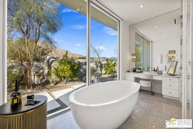2381 Vista Palizada Drive, Palm Springs CA: https://media.crmls.org/mediaz/87f5865d-d79e-466c-84ca-5cb54da2ceaf.jpg