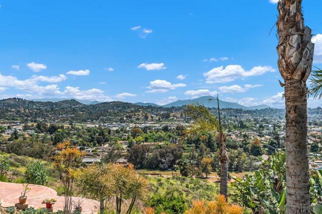 1712 Horizon Heights Cir, El Cajon CA: https://media.crmls.org/mediaz/87f6090e-b3af-481f-b432-d875f926f6f9.jpg