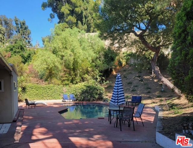2925 Dona Susana Drive, Studio City CA: https://media.crmls.org/mediaz/87f6e56e-e8f3-4be0-bf86-13d7c40833de.jpg