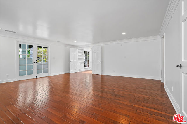 322 25th Street, Santa Monica CA: https://media.crmls.org/mediaz/87f88611-555a-46c6-b3c2-22fffc2f7954.jpg