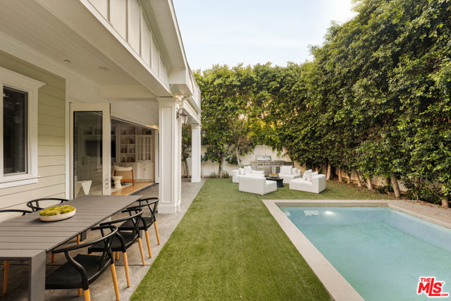 15123 Camarillo Street photo 8