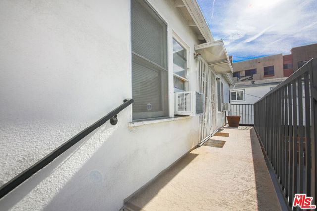 224 S Gale Drive, Beverly Hills CA: https://media.crmls.org/mediaz/87f8cf1d-c8ef-466b-a6dc-622ff2b2ca67.jpg
