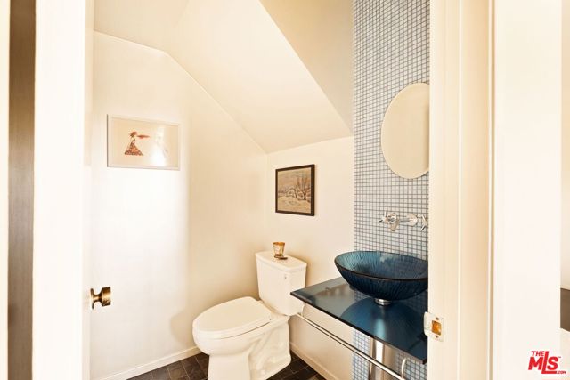 2310 11th Street, Santa Monica CA: https://media.crmls.org/mediaz/87f8d377-d148-483f-a37d-ad109609fe96.jpg