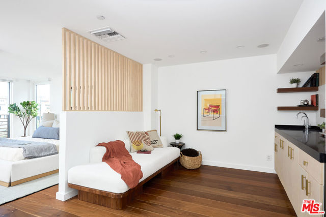 5106 Pacific Avenue, Marina del Rey CA: https://media.crmls.org/mediaz/87f971fa-d981-4606-9151-33fb62de56fb.jpg