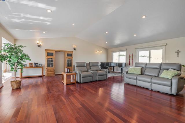 41794 Vargas Rd, Fremont CA: https://media.crmls.org/mediaz/87f9b26e-80f7-4887-b52b-9e61c5739786.jpg