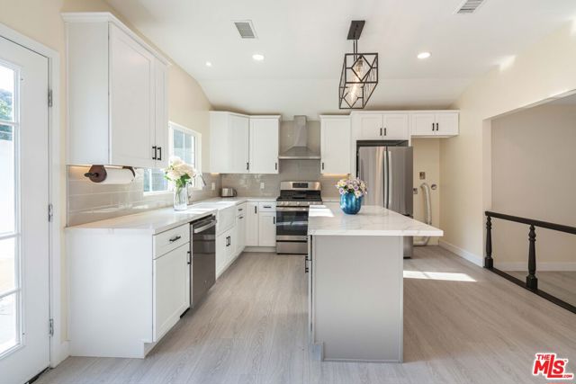9701 Wheatland Avenue, Sunland CA: https://media.crmls.org/mediaz/87fa06de-92d7-40c8-98ee-21b72b774dfb.jpg