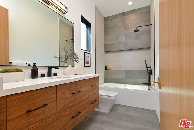 4544 Woodley Avenue, Encino CA: https://media.crmls.org/mediaz/87fd0d65-6fdd-4681-b706-1c2b47e65f39.jpg