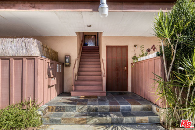 1111 S Holt Avenue, Los Angeles CA: https://media.crmls.org/mediaz/87fd54fa-2f70-4343-b364-19404303acf8.jpg