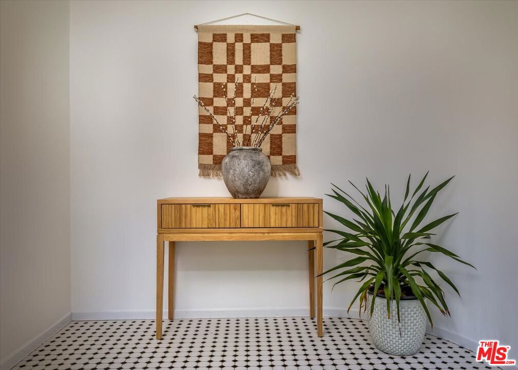 https://media.crmls.org/mediaz/87ff88c9-f8cf-4924-94e7-4079bc59a8b4.jpg?preset=X-Large