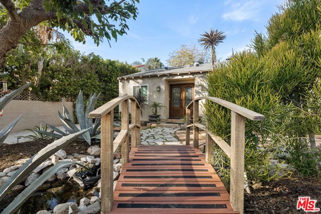 4719 W Wortser Avenue, Sherman Oaks CA: https://media.crmls.org/mediaz/8800824f-cc79-48c7-90e5-d98468d85b1b.jpg